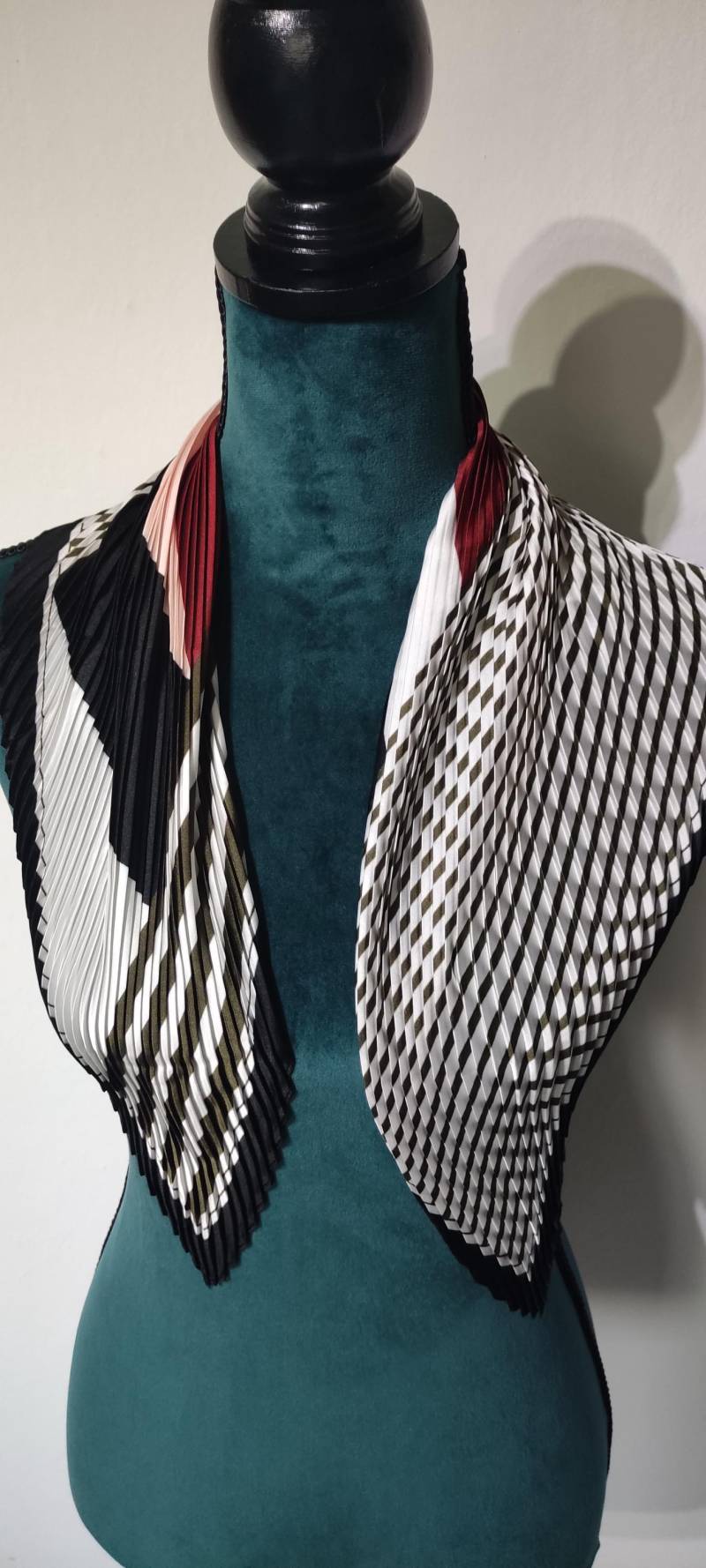 Plissiertes Tuch in Modernem Design, Gedeckte Farben, Tolles Material, Leicht Fallend, Zu Jedem Anlass Passend, Angenehm Tragen von SchalsUndMehr