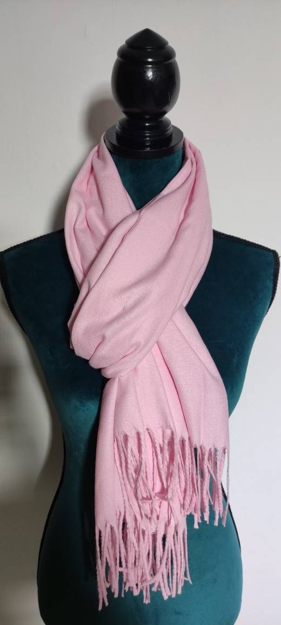 Rosa Schal in Weicher, Kuscheliger Qualität, Zu Jedem Anlass Das Richtige Outfit . Kann Auch Als Stola Getragen Werden. Hält Dich Warm Rosa Schal in Weicher, Kuscheliger Qualität, Zu Jedem Anlass Das Richtige Outfit . Kann Auch Als Stola Getragen Werden. Hält Dich Warm von SchalsUndMehr