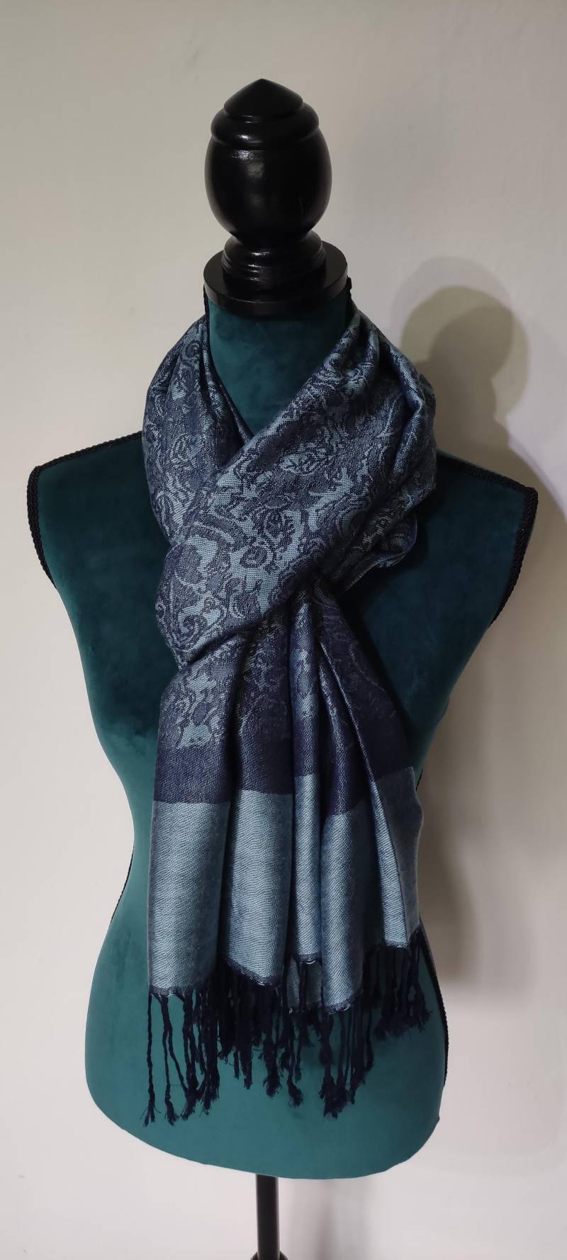 Schal in Jeansblau Weichfallend Passt Zu Sportlich Bis Elegant. Ein Basic Das Bei Deiner Garderobe Auf Keinen Fall Fehlen Sollte von SchalsUndMehr