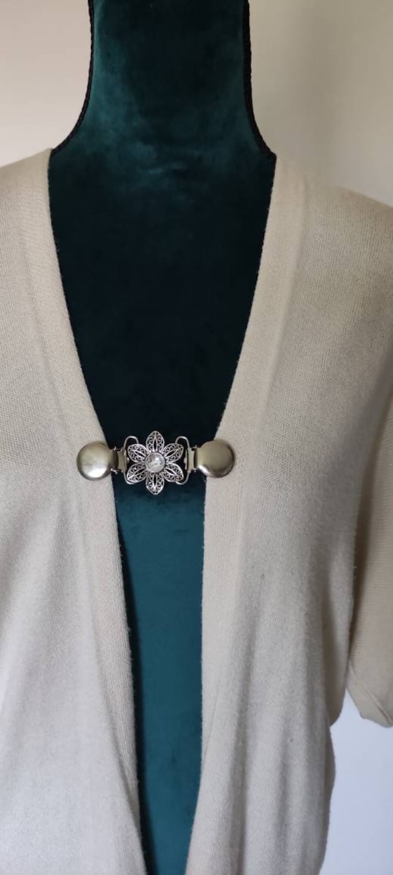 Schöne Jackenspange Als Blüte Mit Starken Klippern. Hebt Sehr Gut Durch Feine Verzahnung. "Die" Erleichterung Im Alltag, Nie Mehr Ohne. 6/1 von SchalsUndMehr