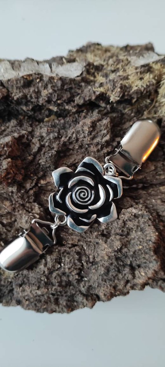 Schöne Jackenspange Als Blüte Mit Starken Klippern. Hebt Sehr Gut Durch Feine Verzahnung. "Die" Erleichterung Im Alltag, Nie Mehr Ohne. 6/1 von SchalsUndMehr