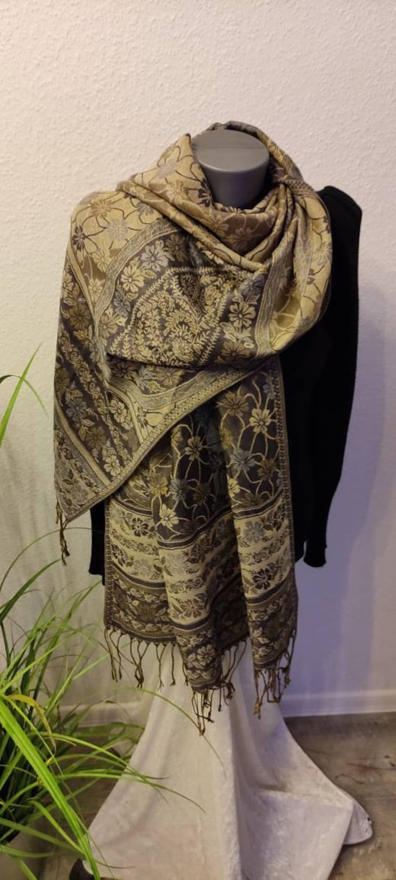 Wunderschöner Schal in Edler Qualität. Vorder Und Rückseite Unterschiedlichen Farben. Zu Jedem Anlass Das Richtige Outfit von SchalsUndMehr