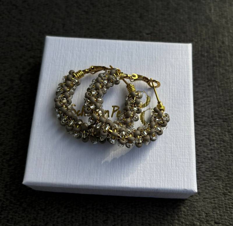 Ohrringe Perlen Grau Weiß | Creolen Gold 30mm Handgemacht von SchattenPerle