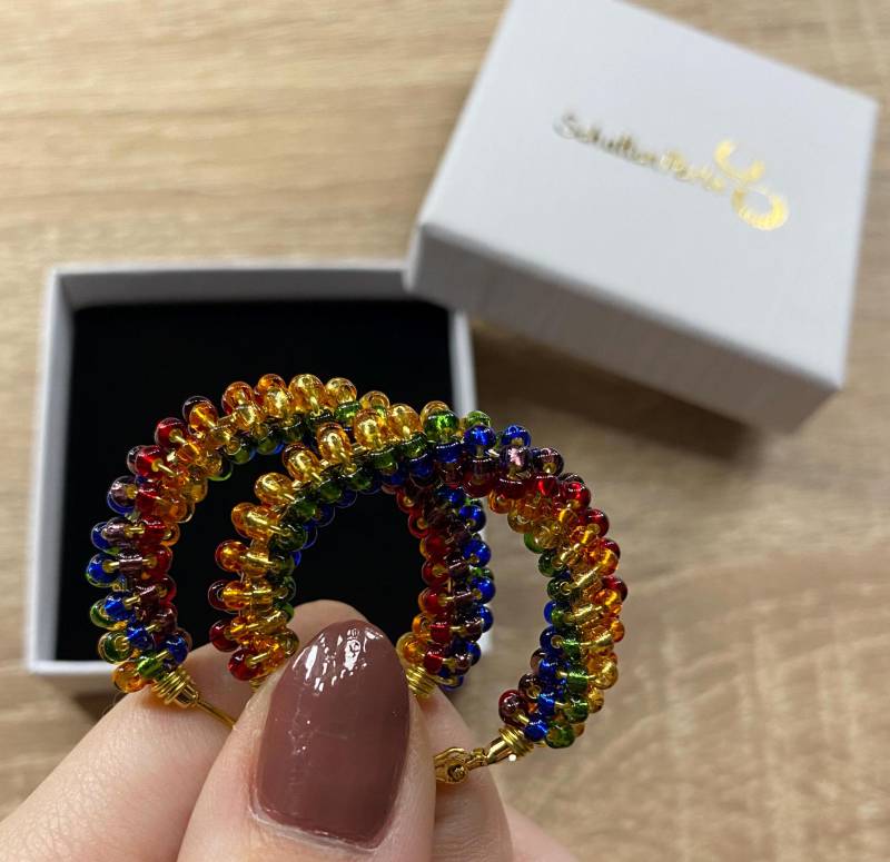 Ohrringe Perlen Lgbtq+ Bunt | Creolen Gold 30mm Handgemacht von SchattenPerle