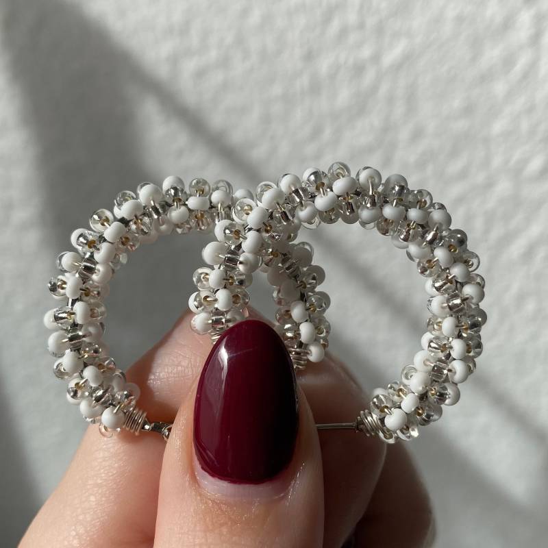 Ohrringe Perlen Weiß | Creolen Silber 30mm Handgemacht von SchattenPerle