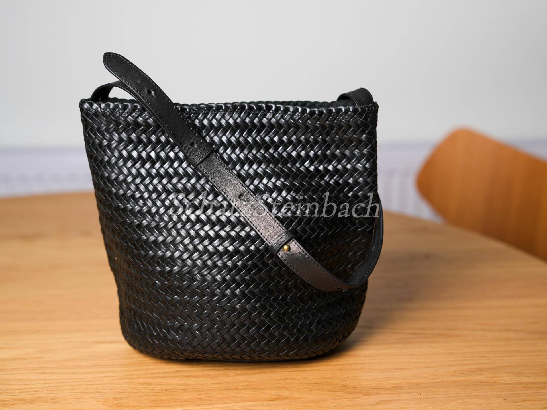 Handgewebte Schwarze Leder Beuteltasche, Geflochtene Crossbody Tote von SchatzSteinbach