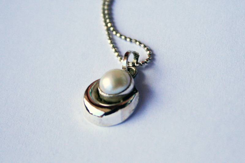 Silberanhänger Kleiner Mond Und Perle von ScheinerSchmuck