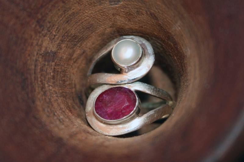 Silberring Perle Und Rubin Größenverstellbar von ScheinerSchmuck