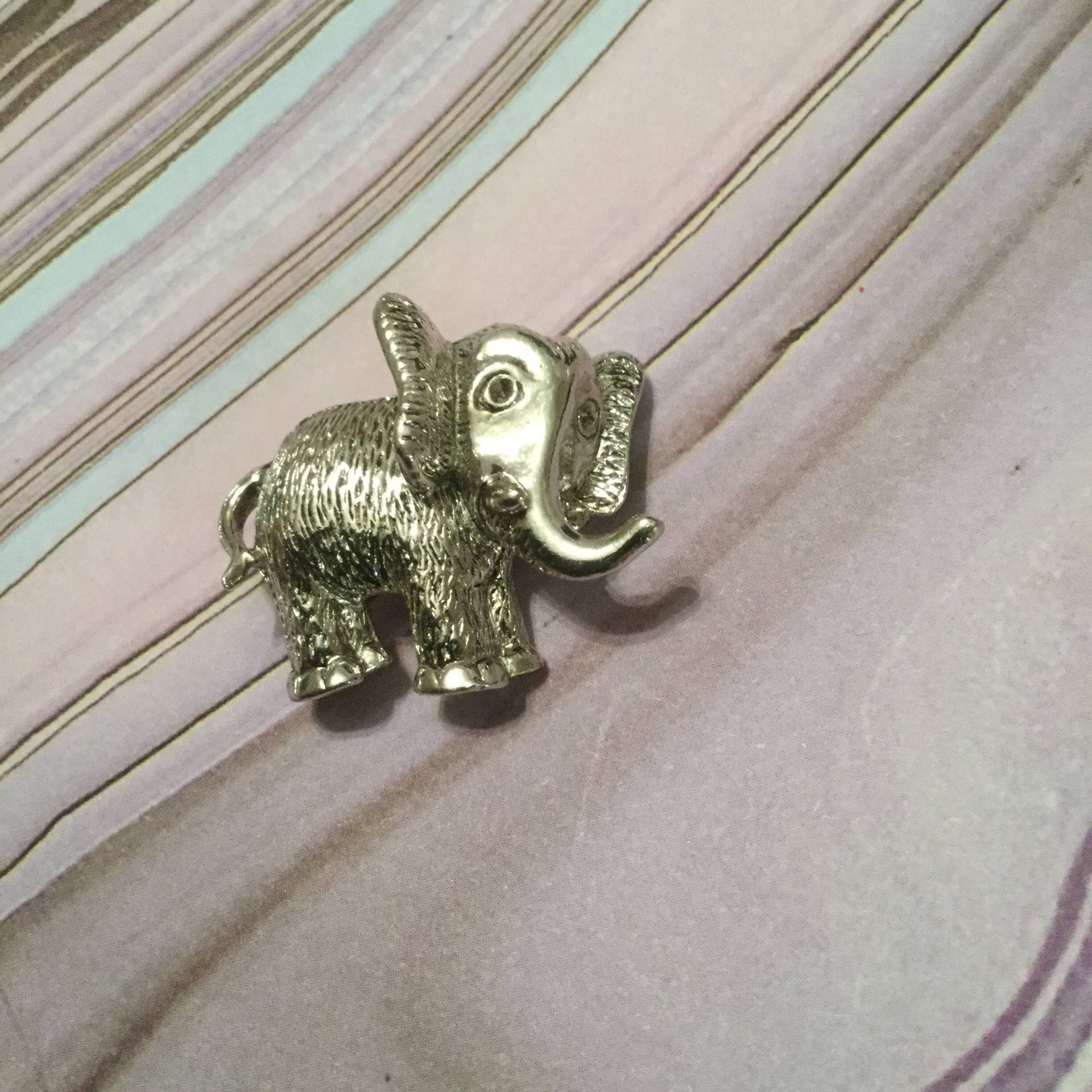 Lucky Little Elephant Pin Lucky Little Elephant Pin von SchellerHouse