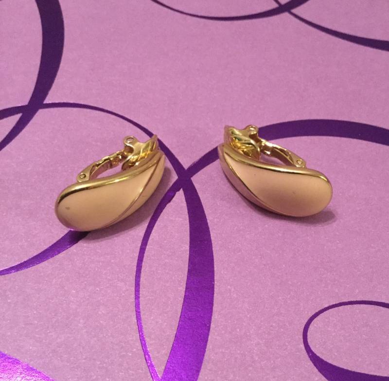 Rosa Trifari Ohrclips von SchellerHouse