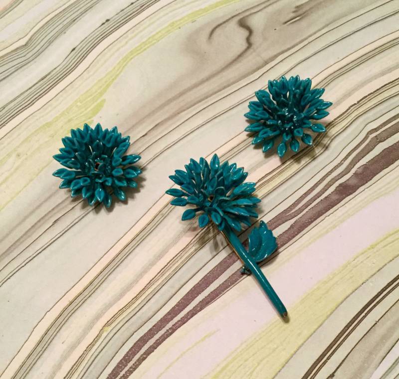 Seltene Blaue Zinnia Pin Und Ohr Clips Set Von Jeanne Seltene Blaue Zinnia Pin Und Ohr Clips Set Von Jeanne von SchellerHouse
