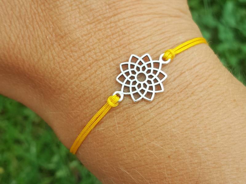 Armband - Glücksbringerarmband Freundschaftsband in Gelb Mit Blume von SchenkenoderBehalten