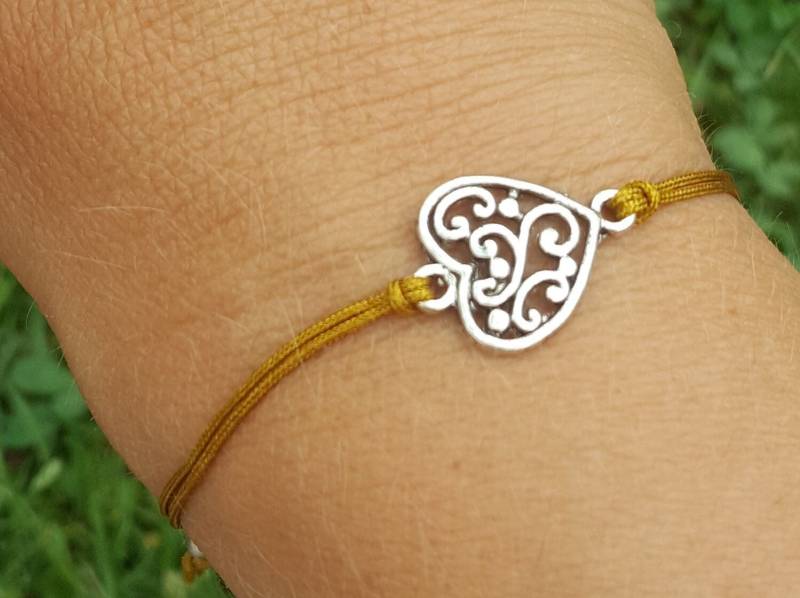 Armband - Glücksbringerarmband Freundschaftsband in Oliv Mit Herz von SchenkenoderBehalten