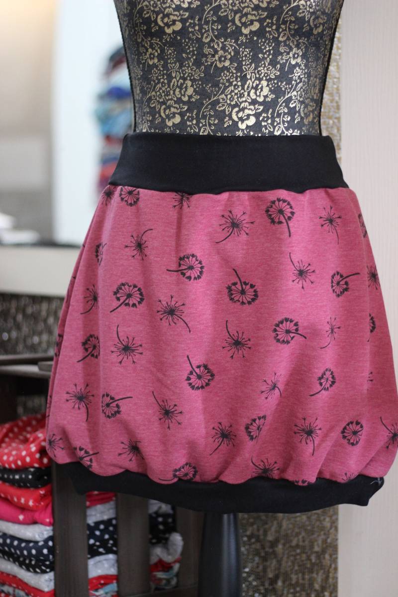 Ballonrock, Größe 34 - 58 Und Nach Maß, Aus Sweat in Rot Mit Pusteblumen von SchenkenoderBehalten