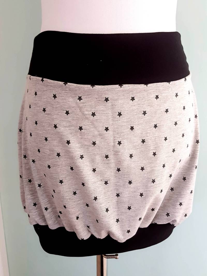 Ballonrock Aus Baumwolljersey in Grau Mit Kleinen Sternen von SchenkenoderBehalten