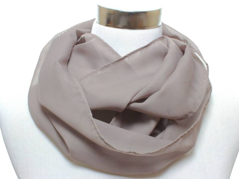 Einfarbiger Loop Schal Aus Chiffon in Grau von SchenkenoderBehalten