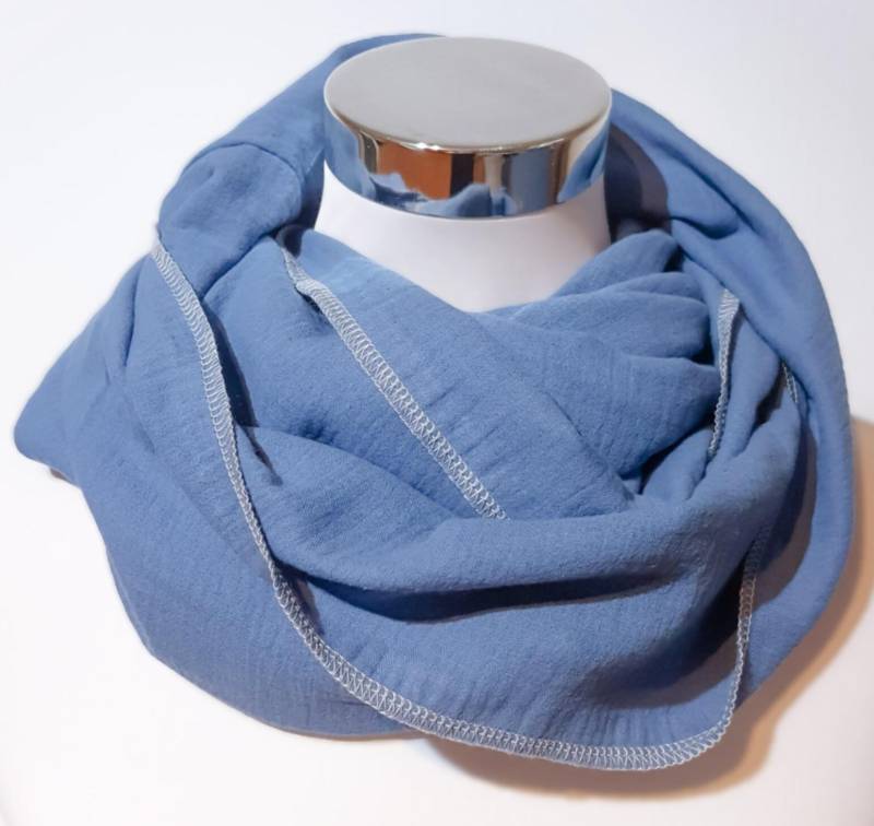 Einfarbiger Loop Schal Aus Musselin in Blau von SchenkenoderBehalten