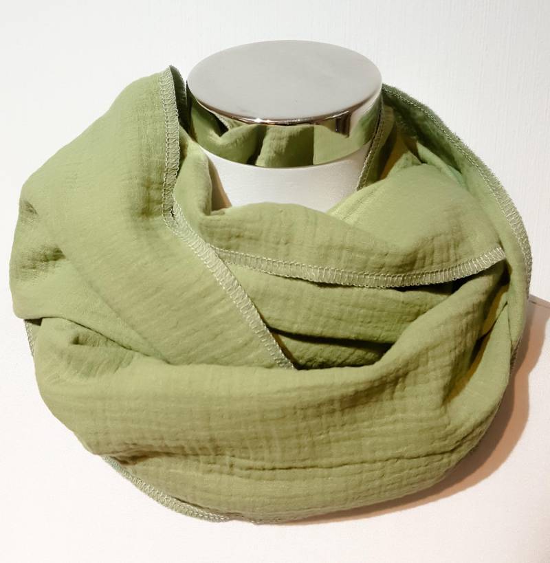 Einfarbiger Loop Schal Aus Musselin in Grün von SchenkenoderBehalten