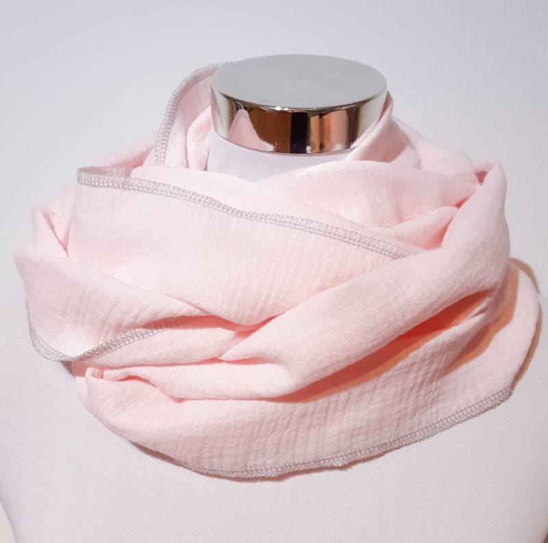 Einfarbiger Loop Schal Aus Musselin in Rosa von SchenkenoderBehalten