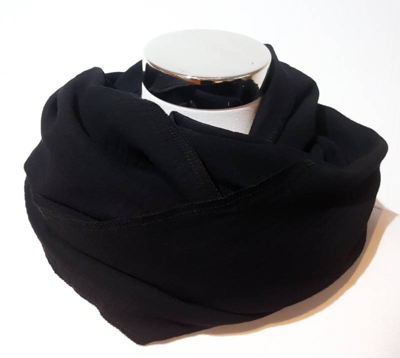 Einfarbiger Loop Schal Aus Musselin in Schwarz von SchenkenoderBehalten