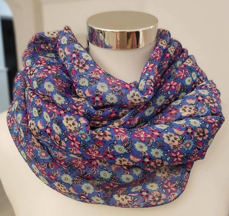 Frühlingsloop in Blau Mit Blumen von SchenkenoderBehalten