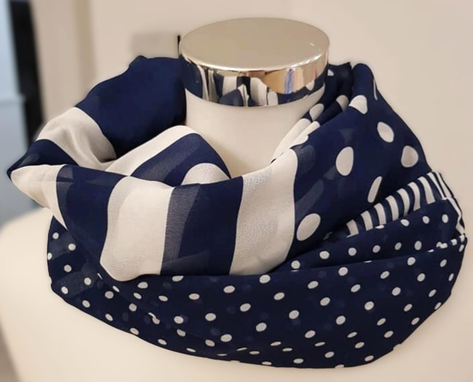 Frühlingsloop in Blau Und Weiß Frühlingsloop in Blau Und Weiß von SchenkenoderBehalten