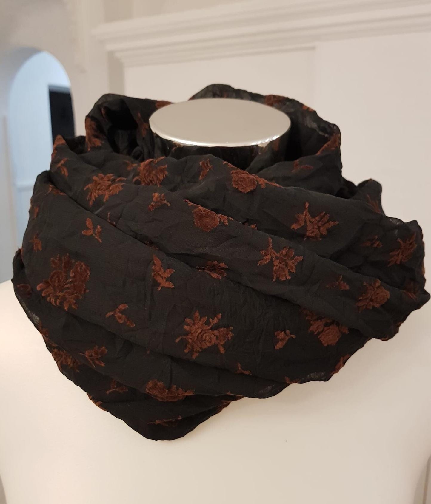 Frühlingsloop in Schwarz Mit Blumen Frühlingsloop in Schwarz Mit Blumen von SchenkenoderBehalten