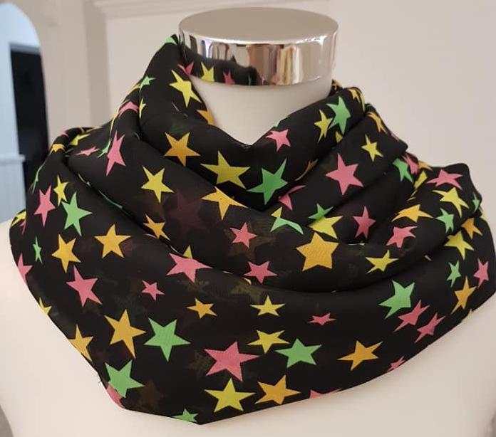 Frühlingsloop in Schwarz Mit Bunten Sternen von SchenkenoderBehalten