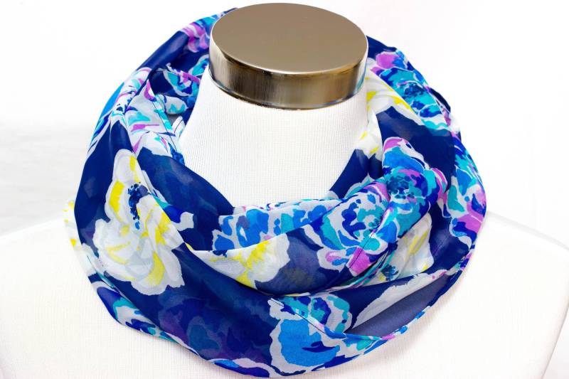 Loop Schal Aus Chiffon in Blau Mit Großen Blumen von SchenkenoderBehalten