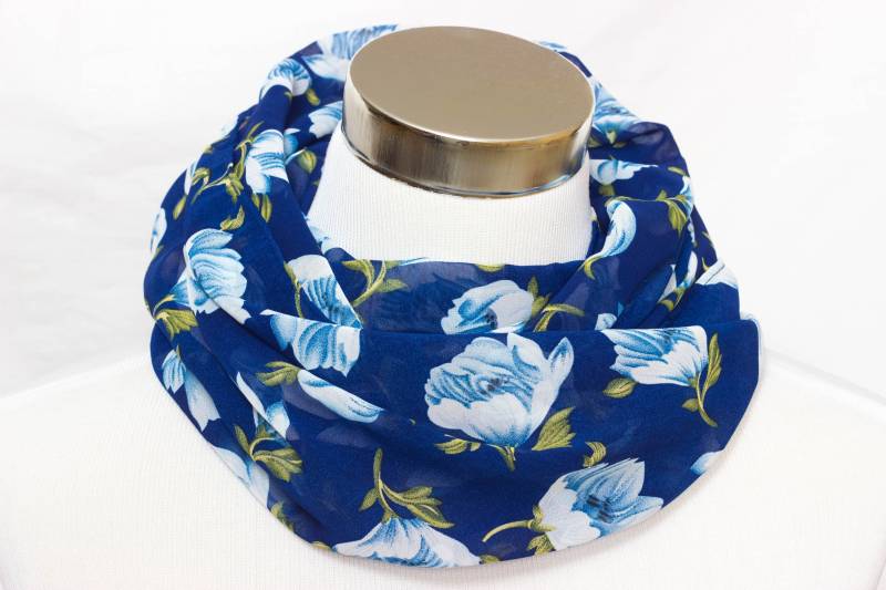 Loop Schal Aus Chiffon in Blau Mit Hellblauen Blumen von SchenkenoderBehalten