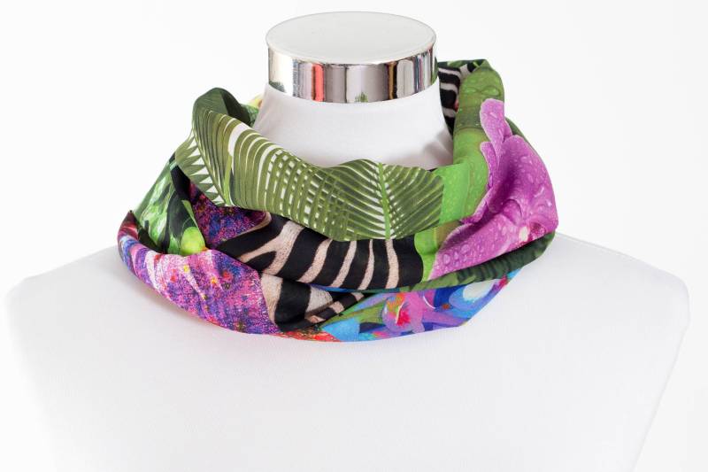 Loop Schal Aus Leichtem Chiffon Mit Blumen Blüten Und Blättern von SchenkenoderBehalten