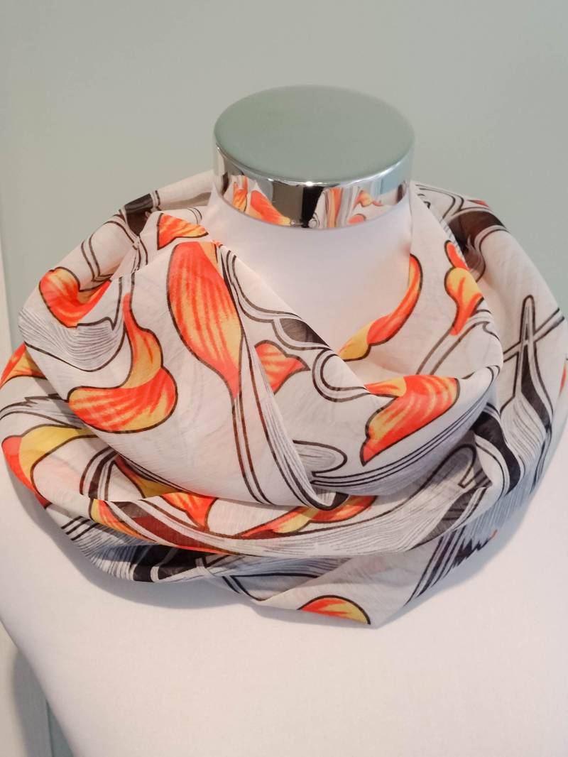 Loop Schal Aus Leichtem Chiffon in Hellgrau Und Weiß Mit Orangefarbenen Blüten von SchenkenoderBehalten