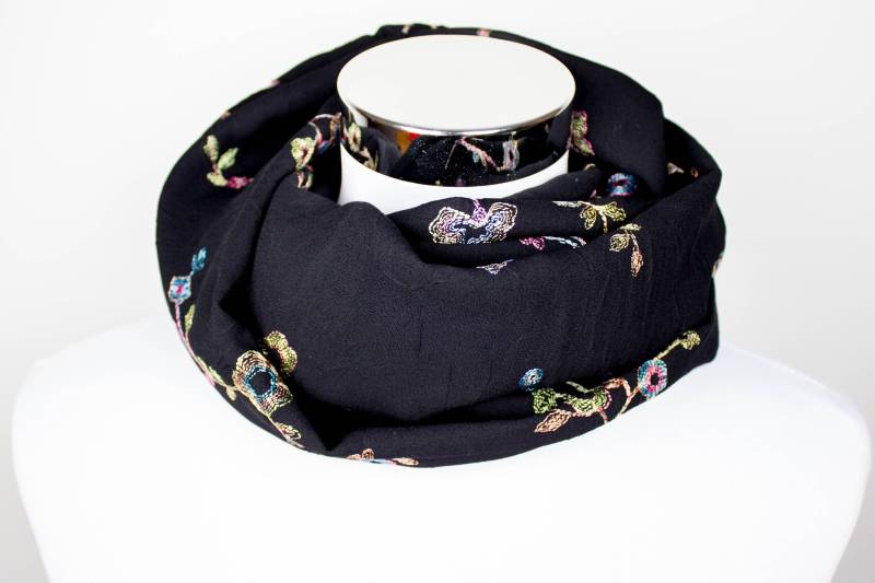Loop Schal Aus Leichtem Chiffon in Schwarz Mit Blumen von SchenkenoderBehalten