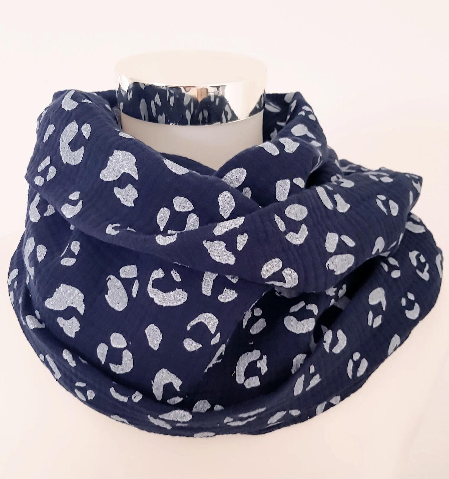 Loop Schal Für Den Frühling Aus Musselin in Blau Mit Leoprint Loop Schal Für Den Frühling Aus Musselin in Blau Mit Leoprint von SchenkenoderBehalten