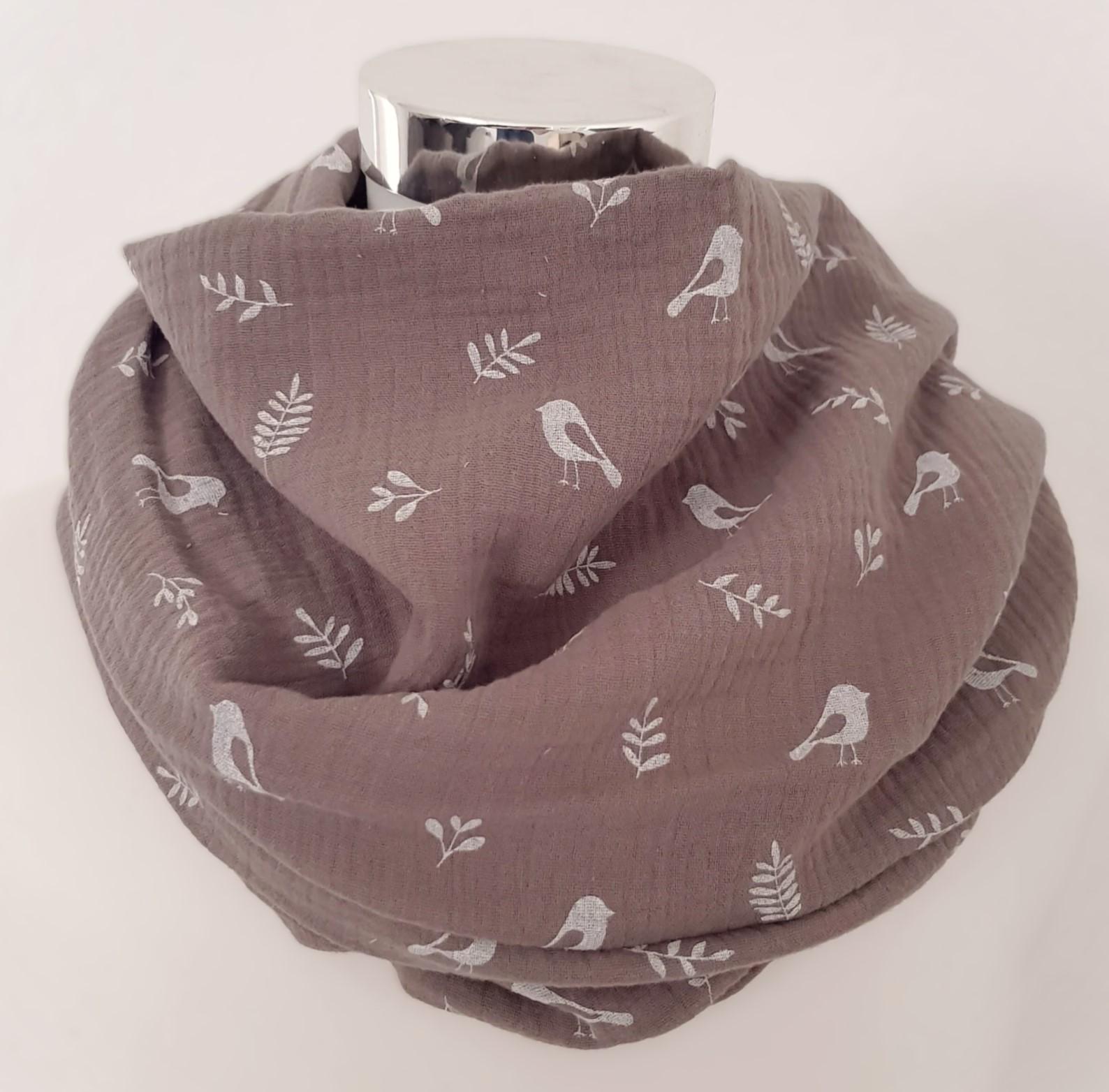 Loop Schal Für Den Frühling Aus Musselin in Braun Mit Zweigen Und Vogel-Motiv Loop Schal Für Den Frühling Aus Musselin in Braun Mit Zweigen Und Vogel-Motiv von SchenkenoderBehalten