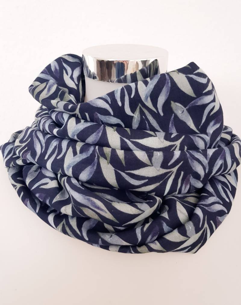 Loop Schal Für Den Frühling Aus Musselin in Dunkelblau Mit Blättermotiv von SchenkenoderBehalten