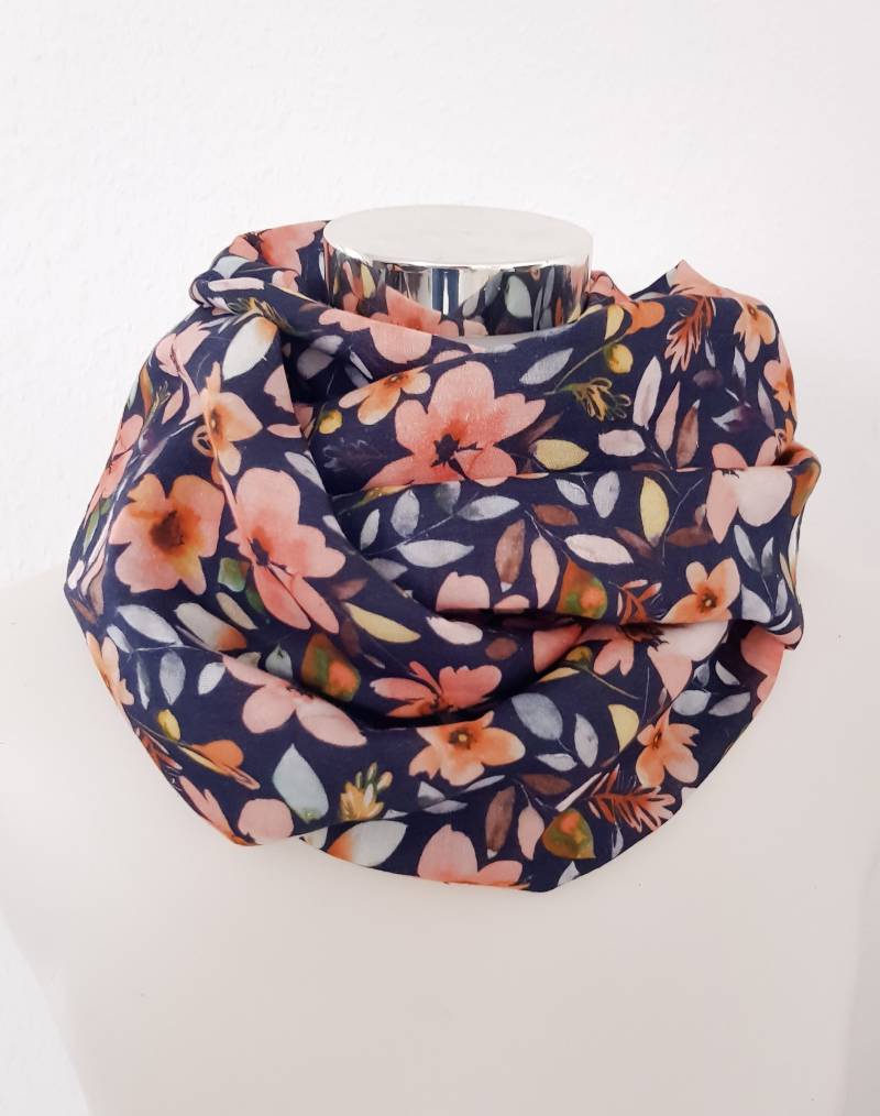Loop Schal Für Den Frühling Aus Musselin in Dunkelblau Mit Blumen von SchenkenoderBehalten