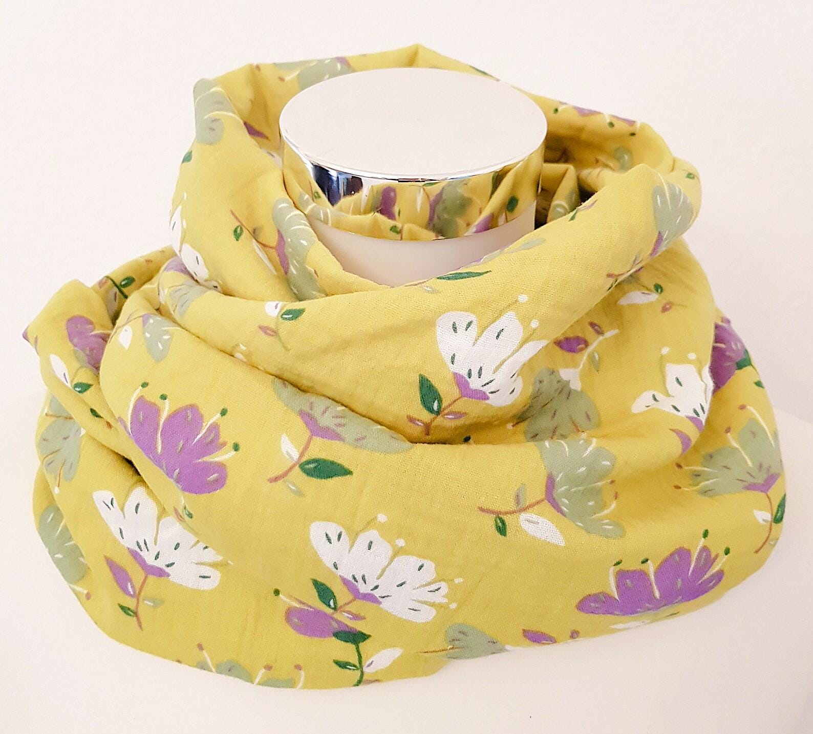 Loop Schal Für Den Frühling Aus Musselin in Gelb Mit Blumen Loop Schal Für Den Frühling Aus Musselin in Gelb Mit Blumen von SchenkenoderBehalten