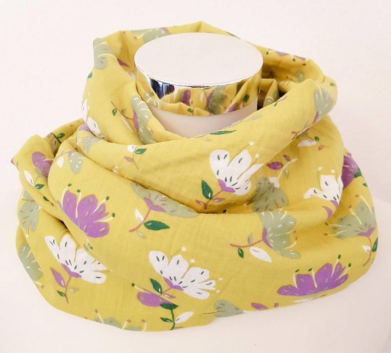 Loop Schal Für Den Frühling Aus Musselin in Gelb Mit Blumen von SchenkenoderBehalten