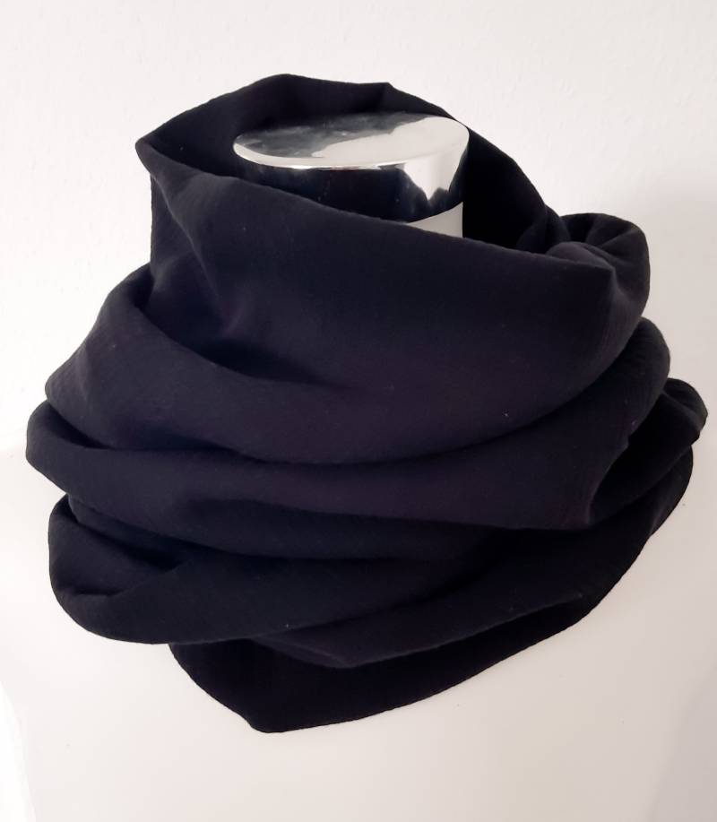 Loop Schal Für Den Frühling Aus Musselin in Schwarz Uni von SchenkenoderBehalten