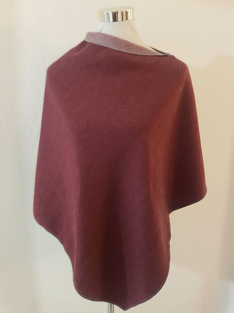 Poncho/Cape Aus Wintersweat in Rot Uni von SchenkenoderBehalten
