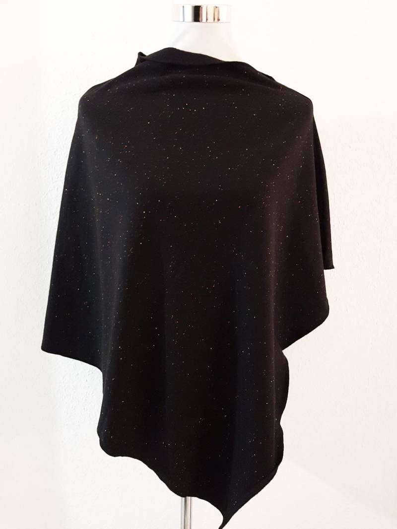 Poncho/Cape Aus Wintersweat in Schwarz Mit Farbtüpfchen von SchenkenoderBehalten