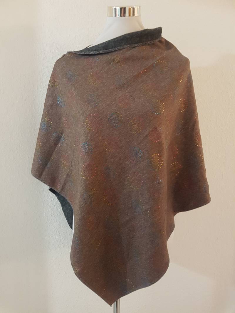 Poncho Aus Alpenfleece in Braun Mit Pusteblumen von SchenkenoderBehalten