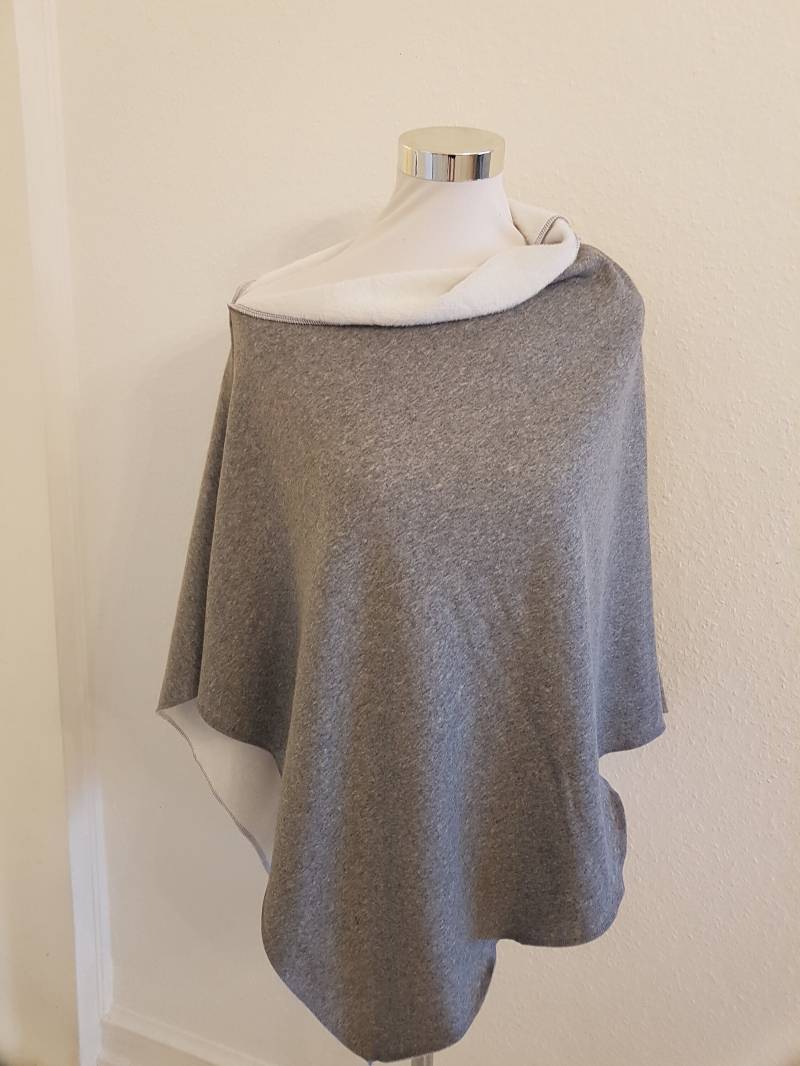 Poncho Aus Alpenfleece in Grau Und Weiß Uni von SchenkenoderBehalten