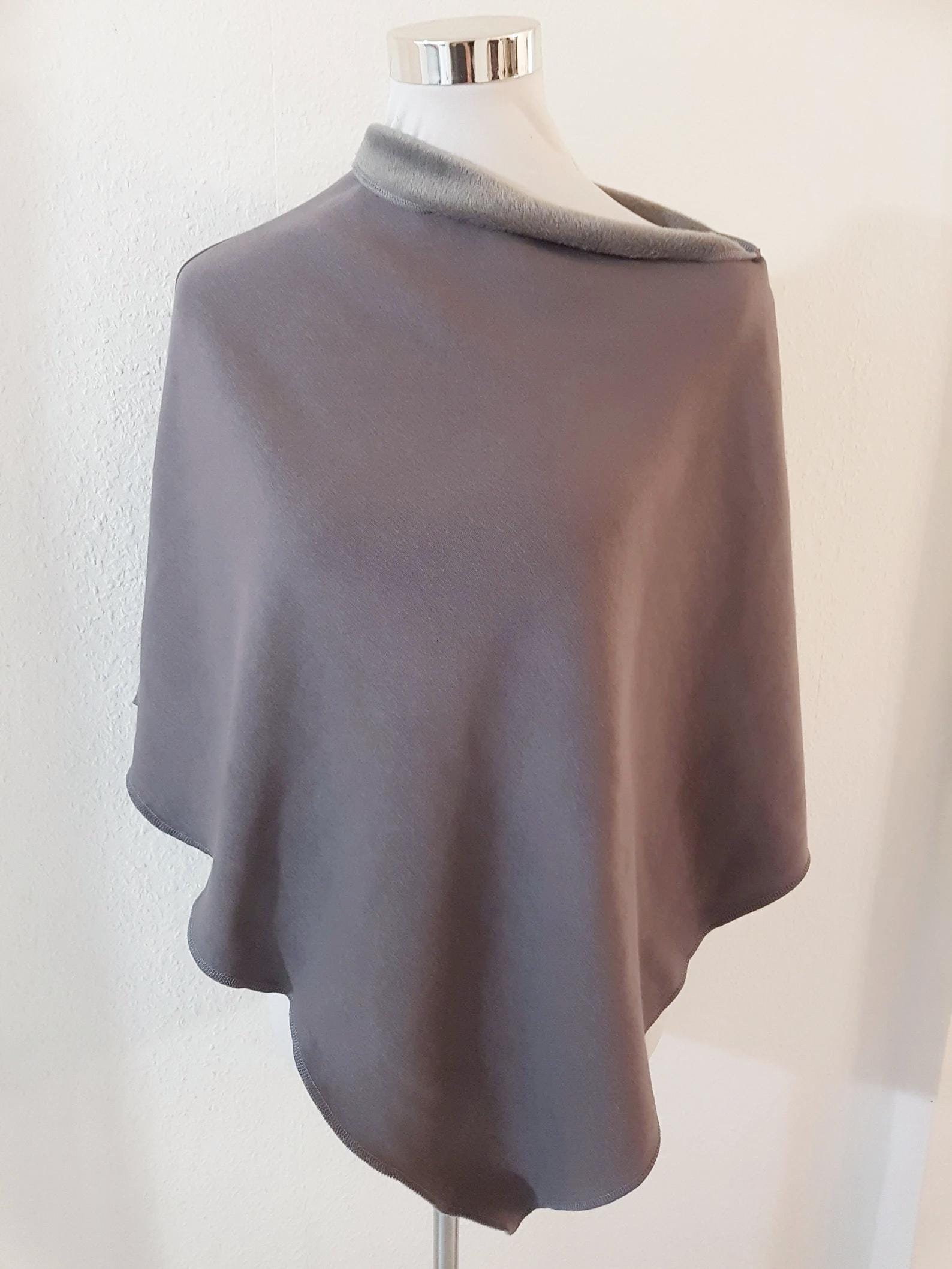 Poncho Aus Alpenfleece in Graubraun Uni von SchenkenoderBehalten