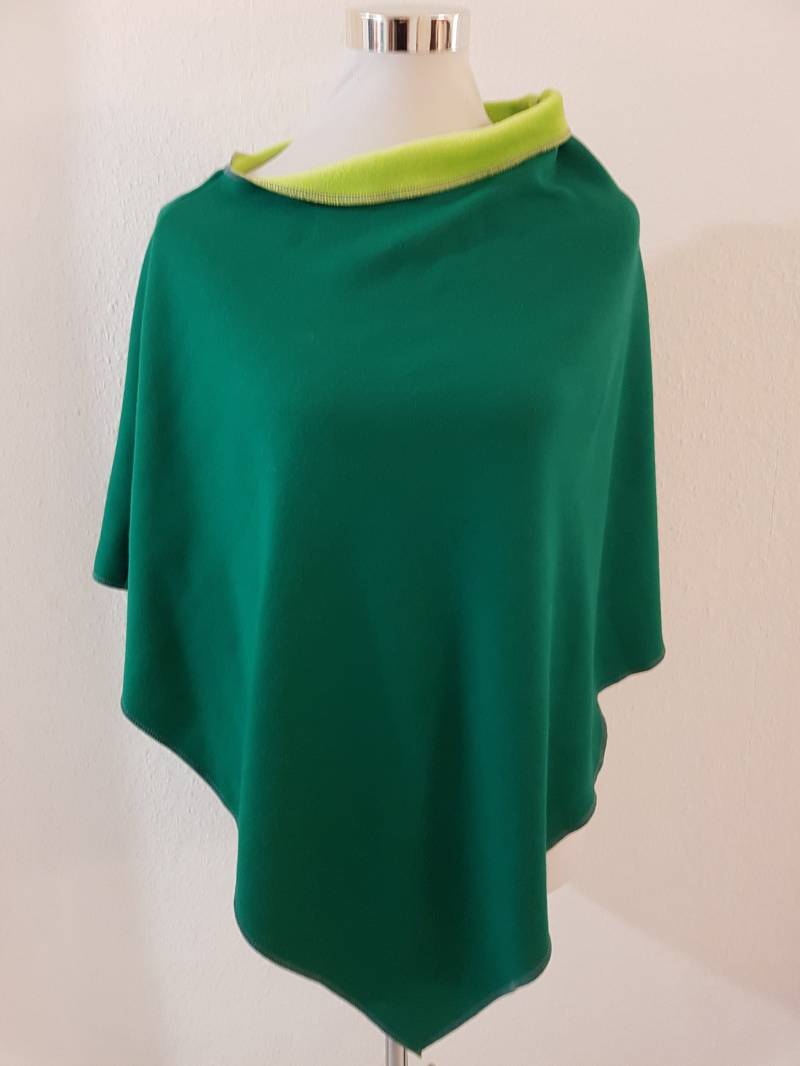 Poncho Aus Alpenfleece in Grün Uni von SchenkenoderBehalten