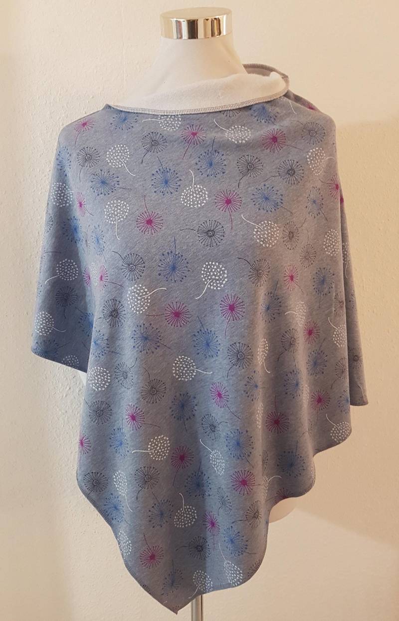 Poncho Aus Alpenfleece in Hellblau Mit Pusteblumen von SchenkenoderBehalten