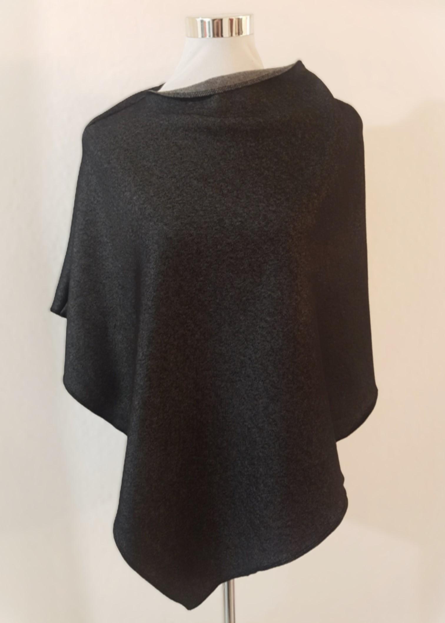Poncho Aus Alpenfleece in Jeansschwarz Uni von SchenkenoderBehalten