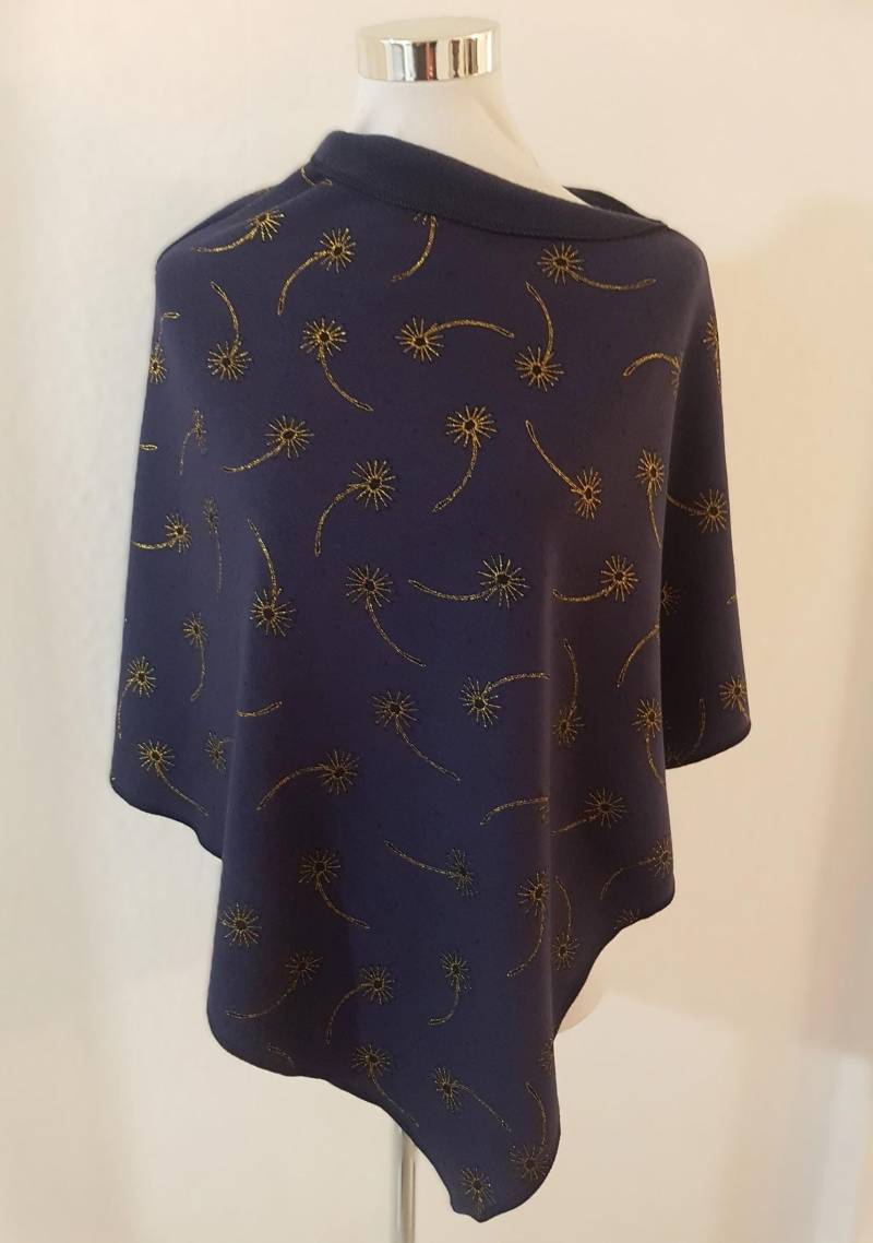 Poncho Aus Alpenfleece in Violett Mit Pusteblumen von SchenkenoderBehalten