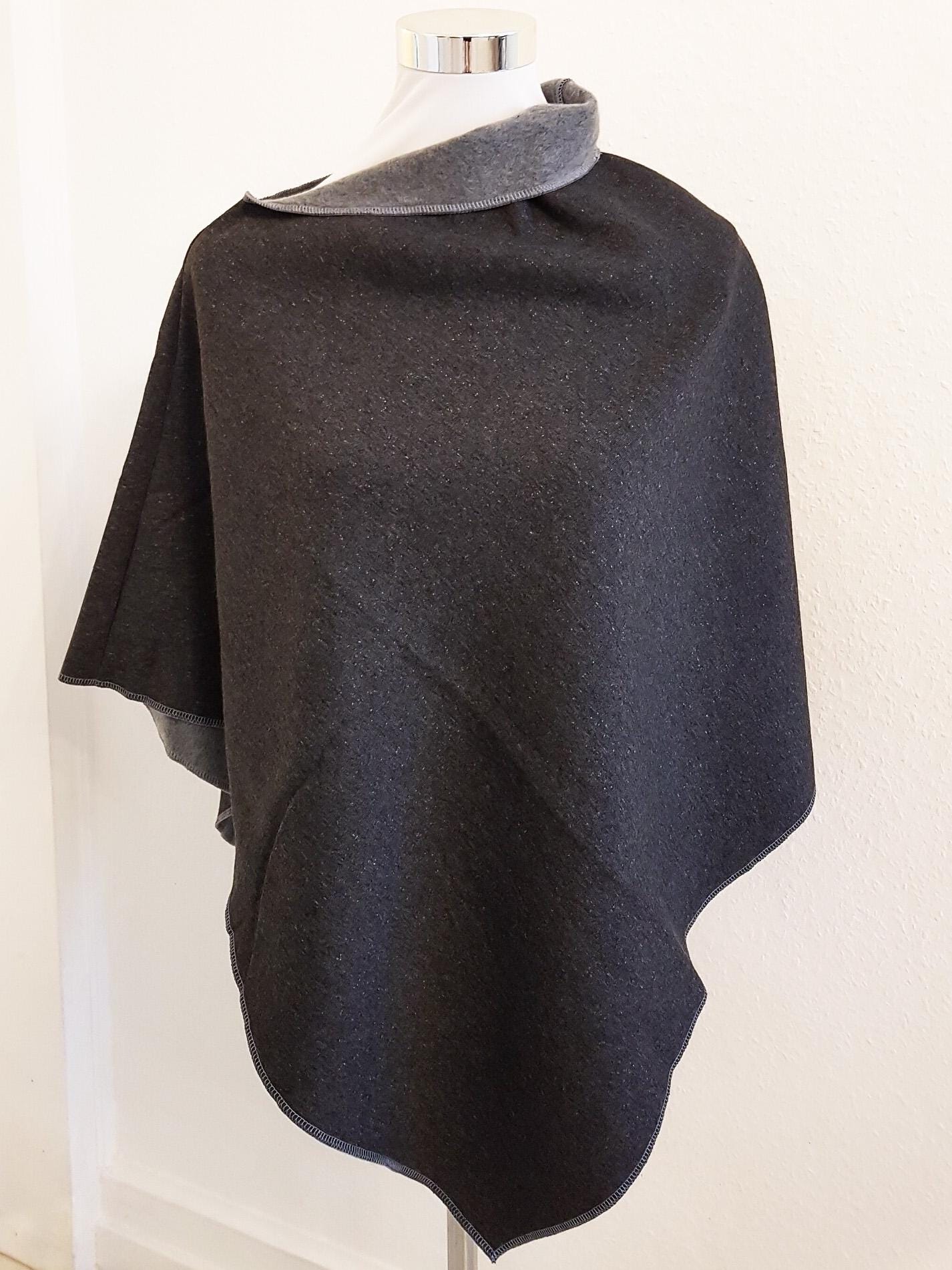 Poncho Aus Wintersweat in Dunkelgrau Uni von SchenkenoderBehalten